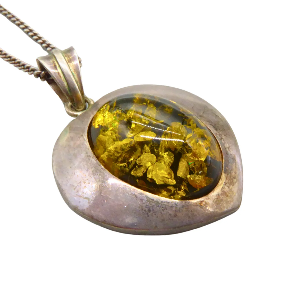 BERNSTEIN GEFASST IN 925ER SILBER MIT 925ER SILBER KETTE. — Necklace — Auktionshaus Stuber's Hammerschlag