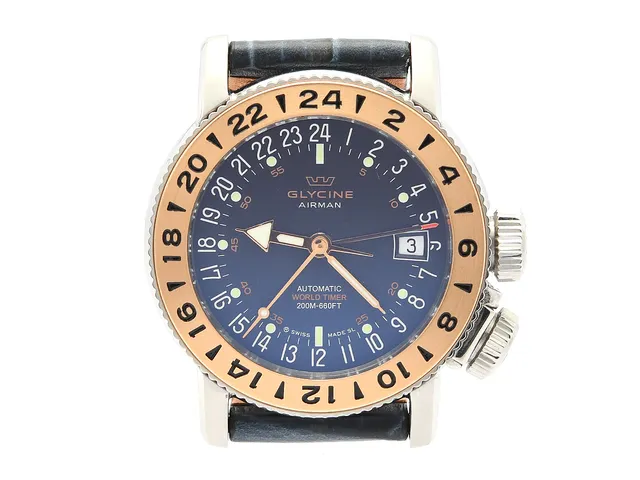 GLYCINE, Airman 18 Royal, World Timer (200M-660FT), Cal GL 293 (ETA 2893-2), Serie nr. 434827, Ref nr. 3931.38.LBK8, Boett nr. 3931.2, herrur, 39 mm, stål/guld, automatisk, safirglas, datum, 12-timmarsvisning, 3 tidszoner (inklusive spärrad bezel), glasbaksida, läderband, originalspänne, ca 2018, box, ytterkartong.