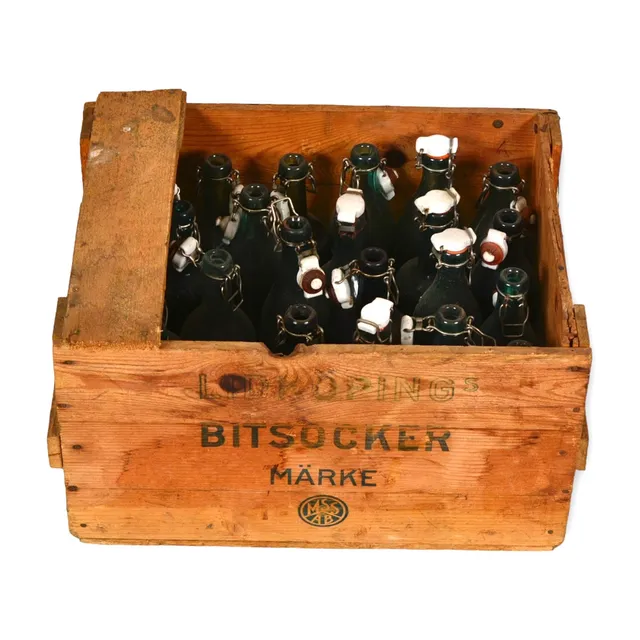 SOCKERLÅDA MED FLASKOR MED PATENTKORK, 1900-talets mitt.