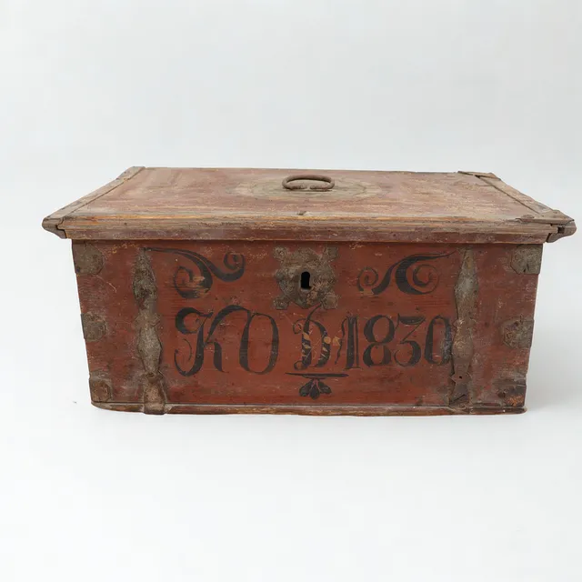 SKRIN, allmoge, 1800-tal, sannolikt Lima, västerdalarna, originalmålat med beslag i järnsmide.