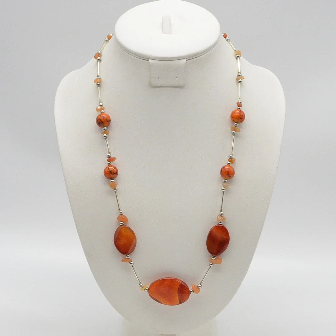 LDADPR, DESIGNERCOLLIER MIT KARNEOLPERLEN, GLASPERLEN UND VERSILBERTE PERLEN, ENDLOS, VINTAGE, UM 1980ER. — Necklace — Kunst- und Auktionshaus Kleinhenz