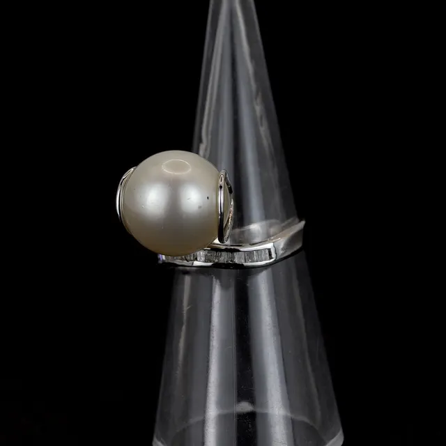 14CT GOLD DIAMOND & PEARL RING.