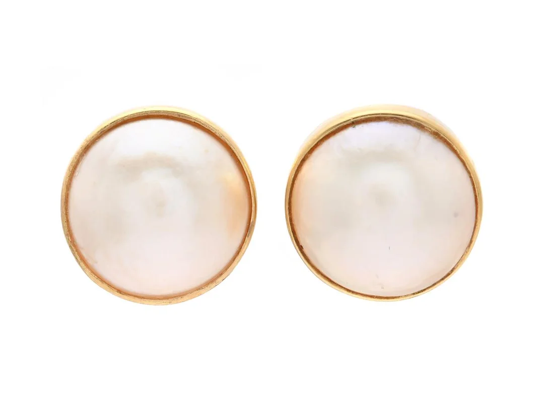 PÄRLÖRHÄNGEN, 18K guld, mabépärlor, diameter 13 mm, vikt 4,6 g, stift. — Smycken/Pärlörhängen — Kaplans