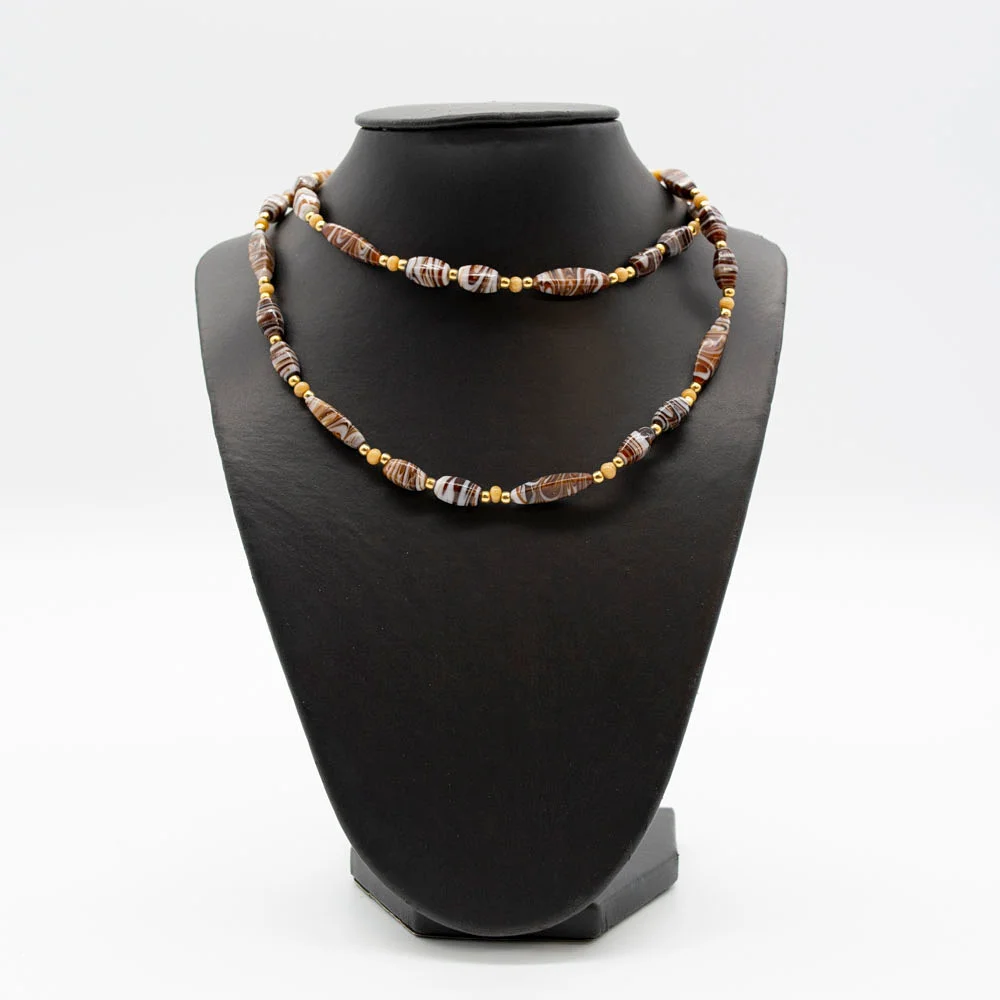 COLLIER MIT PERLEN AUS MURANOGLAS, IM ACHATOPTI, MIT VERGOLDETEN TRENNPERLEN, SCHRAUBVERSCHLUSS, VINTAGE, CA. 77,5 CM. — Necklace — Kunst- und Auktionshaus Kleinhenz