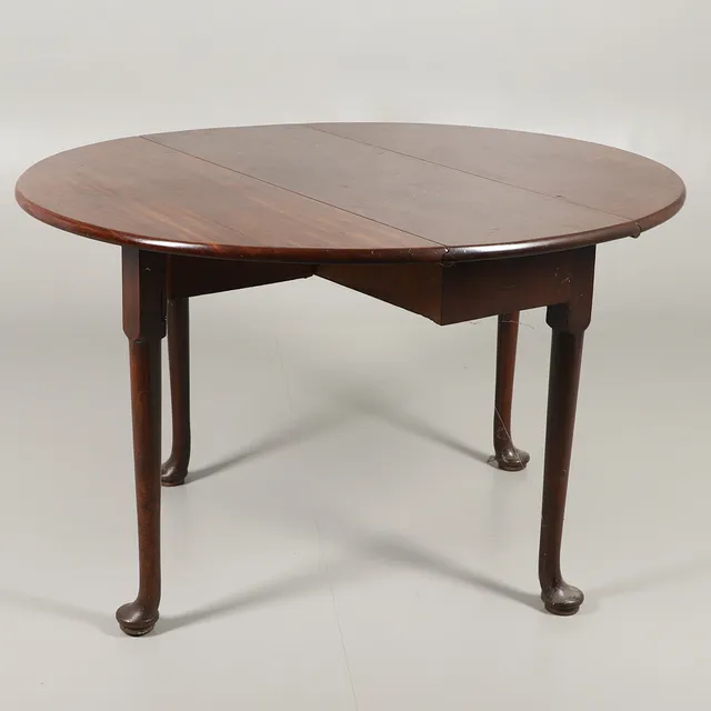 A GEORGE III MAHOGANY DROP LEAF TABLE.