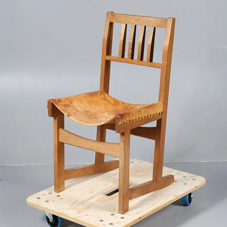 AN ARTS & CRAFTS STYLE LIGHT OAK SIDE CHAIR. — Armchairs & Chairs — Bishop & Miller