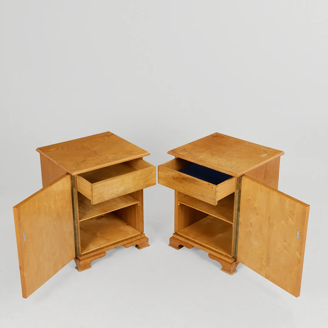 Et par sengeborde af elmetræsfiner, antageligt skandinavisk møbelsnedker, ca. 1940/1950'erne, (2). — Tables — Palsgaard Kunstauktioner