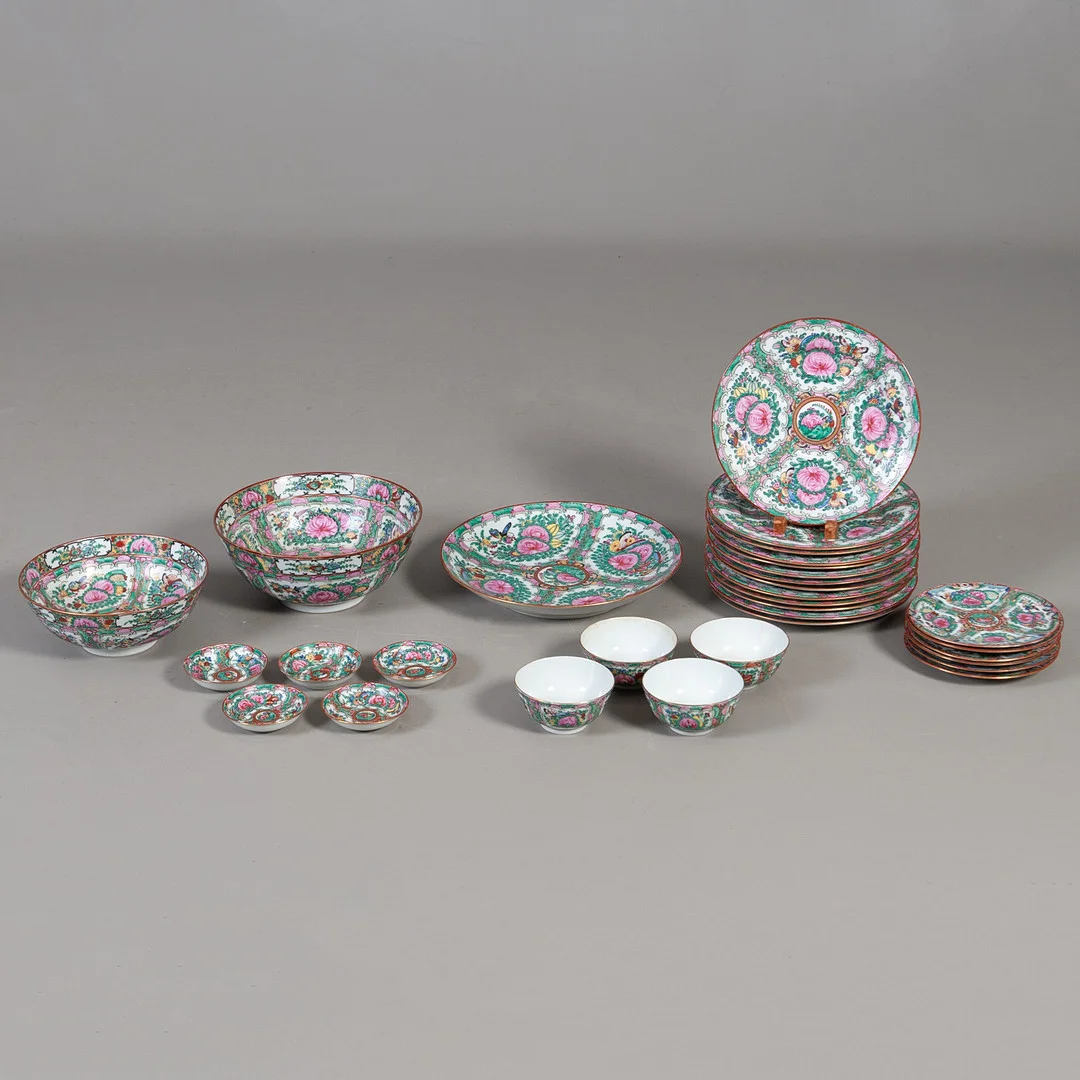 SERVISDELAR, 31 delar Kina Famille Rose. — Ceramics & Porcelain — Laholms Auktionskammare