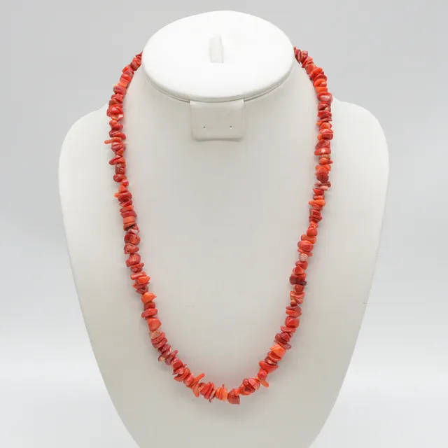 COLLIER AUS ROTER BAMBUSKORALLE, POLIERTE PERLEN, STERLINGSILBER-VERSCHLUSS, 20. JAHRHUNDERT.