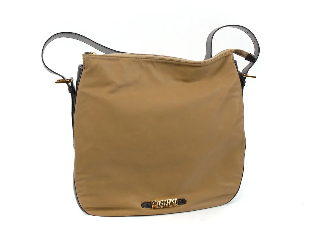 VÄSKA, MOSCHINO, beige nylon/brunt läder, 31x30x8 cm, dustbag, små fläckar. — Accessoarer/Väskor — Kaplans