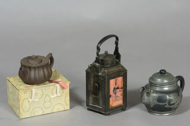 Kinesiske tepotter og prydkande med metal og figurmotiver (3)