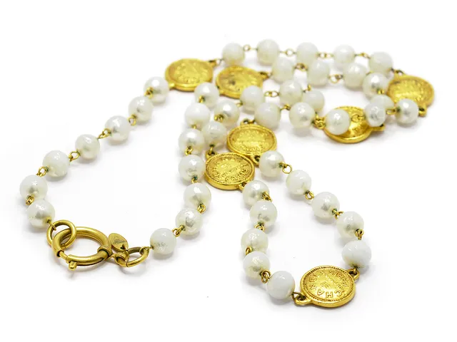 COLLIER, CHANEL gulmetall/imitationspärlor (ytskiktet på pärlorna är skadat) längd 90 cm