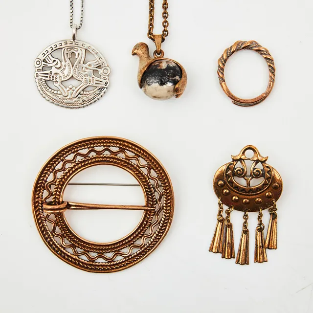 KALEVALA KORU, broscher, 2 st, halsband, 2 st, ring, brons samt silver.
