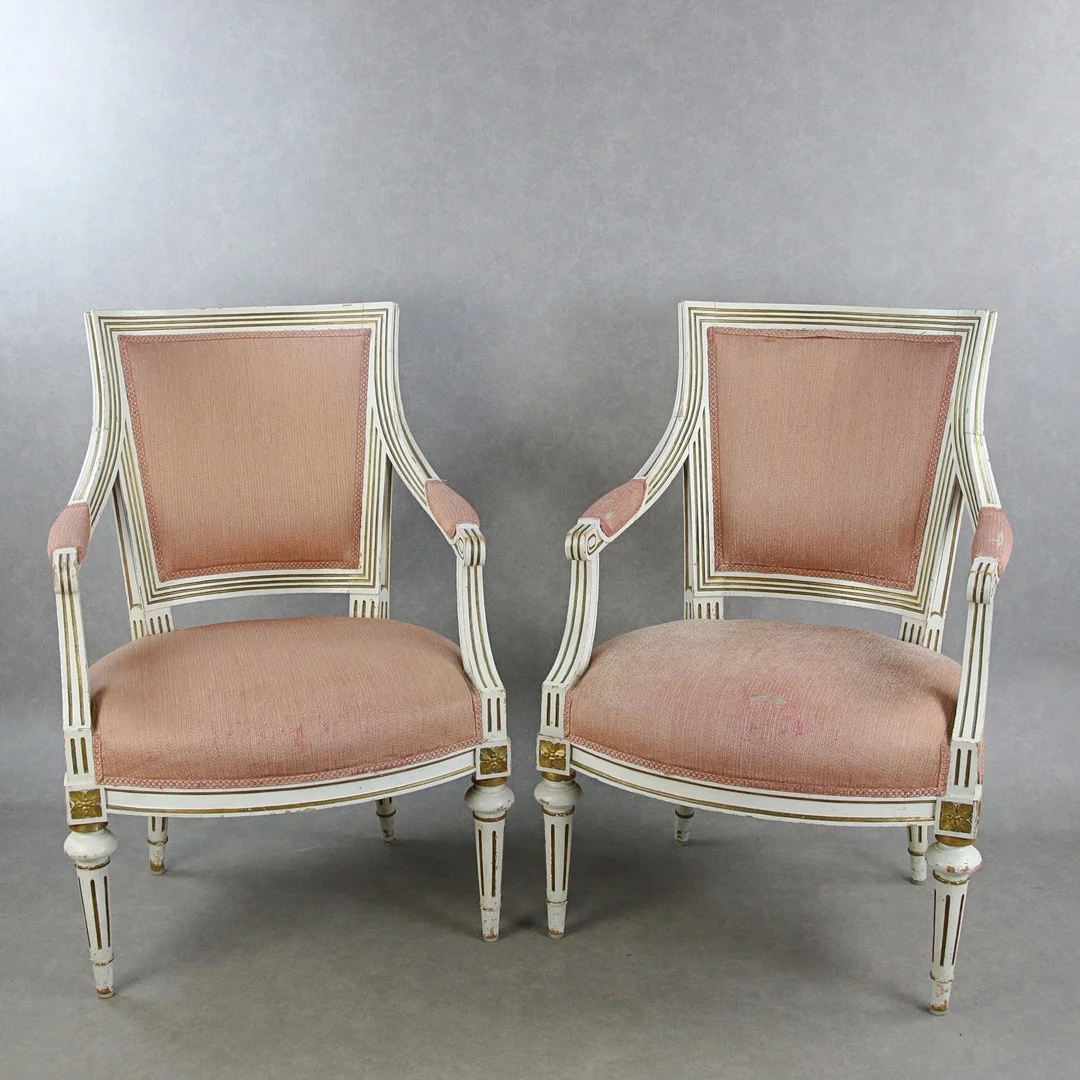 KARMSTOLAR, ett par, gustaviansk stil, stoppad rygg och sits, 18/1900-tal. — Armchairs & Chairs — Höganäs Auktionsverk
