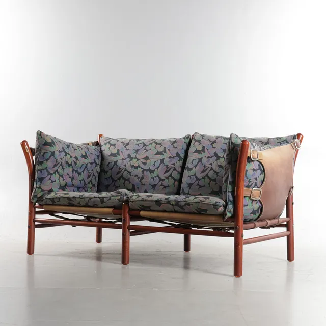 ARNE NORELL. “Illona”. To-personers sofa med stel af mørkbejdset bøg, sider og ryg udspændt med kernelæder, løse hynder betrukket med møbelstof. Formgivet i 1971. Udført og mærket hos Norell, Sverige.