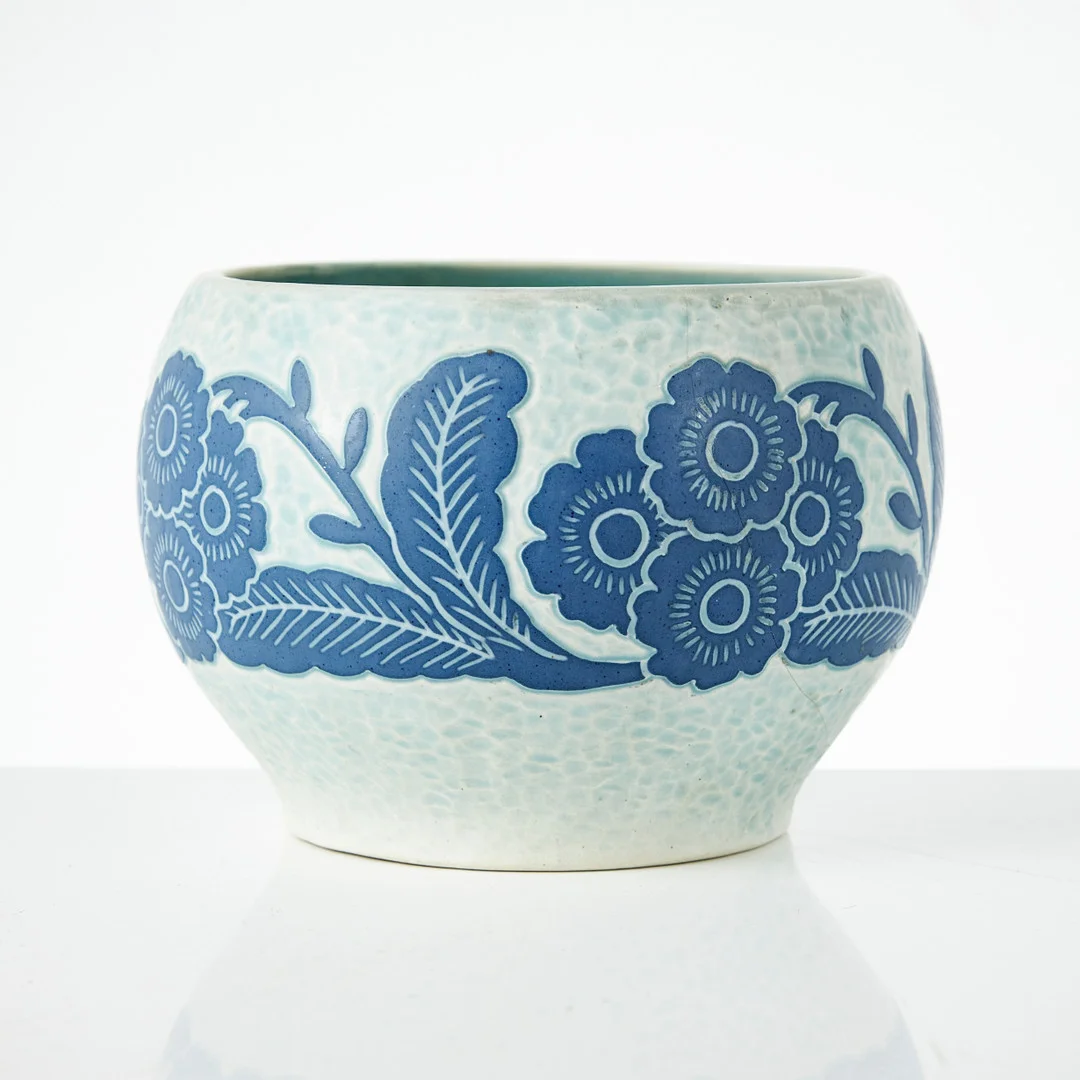 JOSEF EKBERG. Skål, "Sgrafitto", stengods, Gustavsberg, undertill signerad och daterad år 1921, dekor av stiliserad flora. — European — Stockholms Auktionsverk Magasin 5