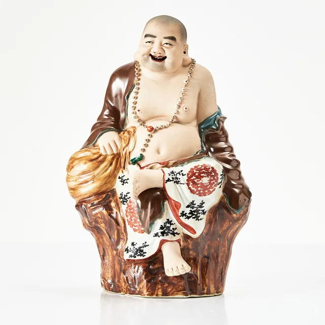 BUDDHA, porslin, Kina, 1900-talets andra hälft, delvis glaserad, polykromt bemålad, stämpelmärkt.