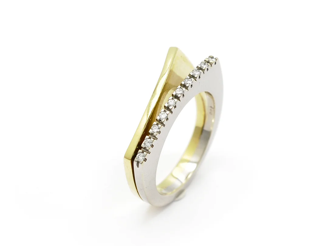RING, 18K guld / vitguld, 10 briljanter tot ca 0,12ct, stl 17 1/4mm, 9,0g — Smycken/Ring — Kaplans