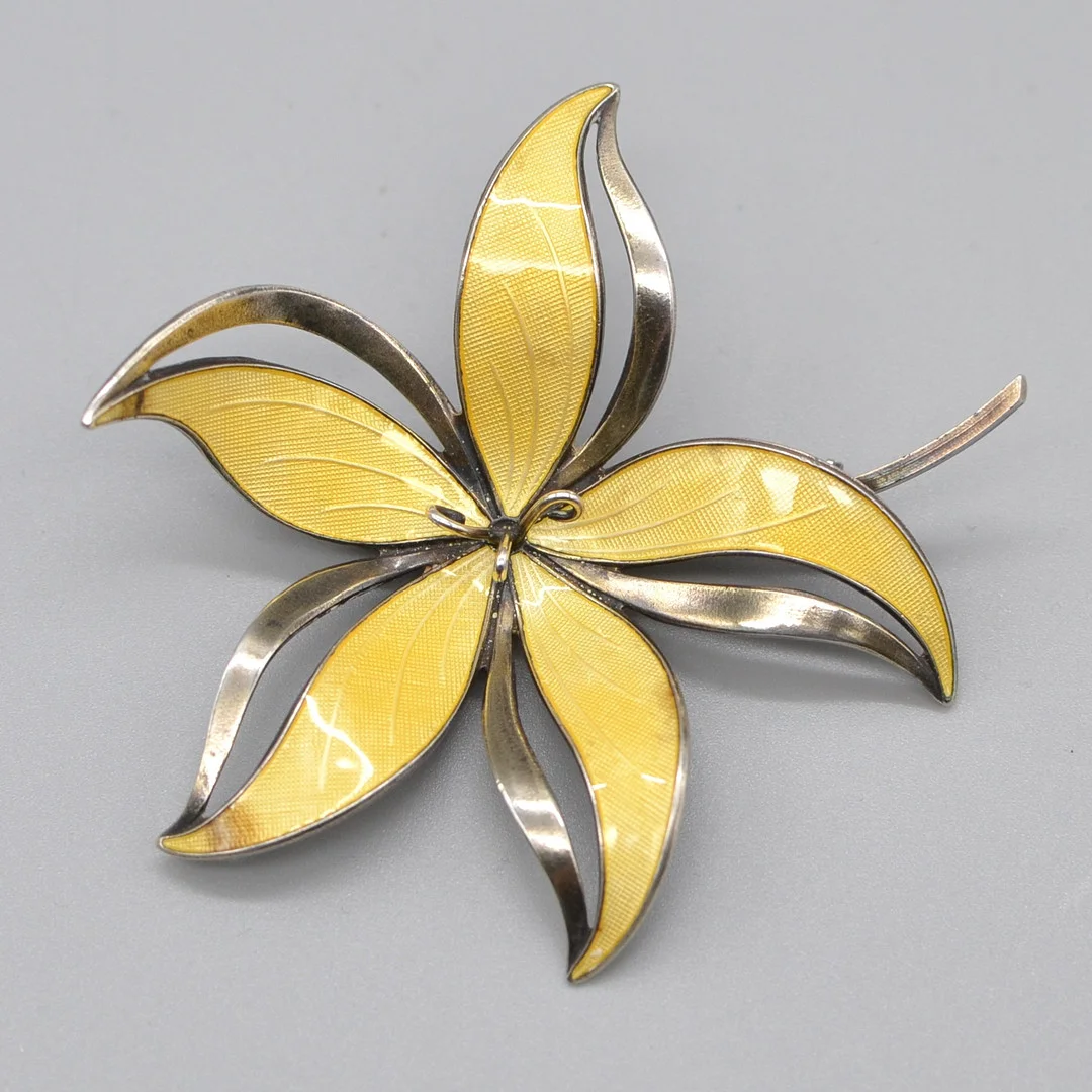 HROAR PRYDZ. DESIGNERBROSCHE, LILIE, STERLINGSILBER, EMAILLIERT, NORWEGEN, UM 1940. — Brooches & Pendants — Kunst- und Auktionshaus Kleinhenz