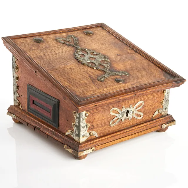 SKRIN, barockstil, 1800-tal, ek, delvis äldre delar och beslag.