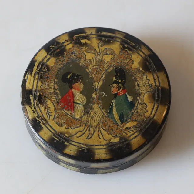 LOCKASK, lackerad och bemålad dekor, 1800-tal.