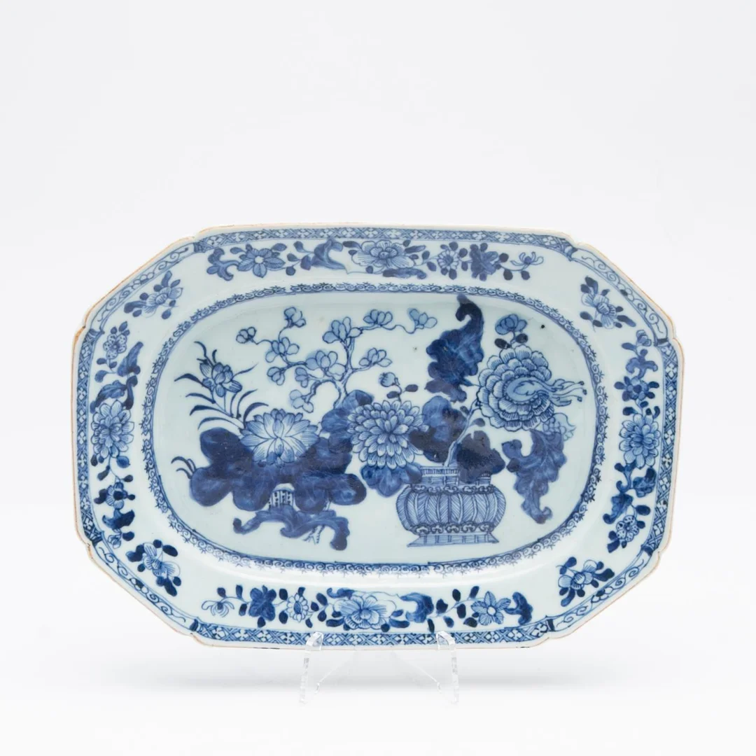 Stekfat, Kina, porslin, Qingdynastin, Qianlong (1736-95). — Asiatisk keramik & konsthantverk/Keramik — Bukowskis
