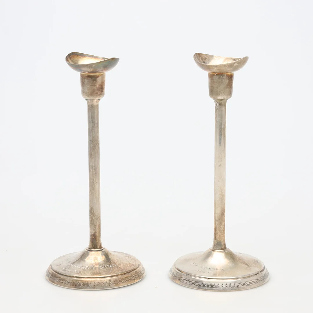 AINAR AXELSSON. LJUSSTAKAR, ett par, silver, bruttovikt ca 365 gram. — Silver — Borås Auktionshall
