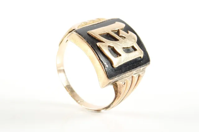 Ring af 14 kt guld prydet med onyx