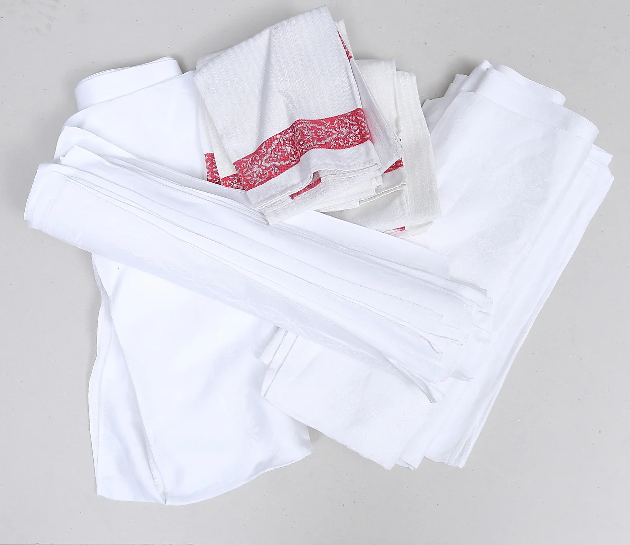PARTI LINNE, 32 delar, dukar, servetter och handdukar. — Textiles — Auktionshuset Kolonn