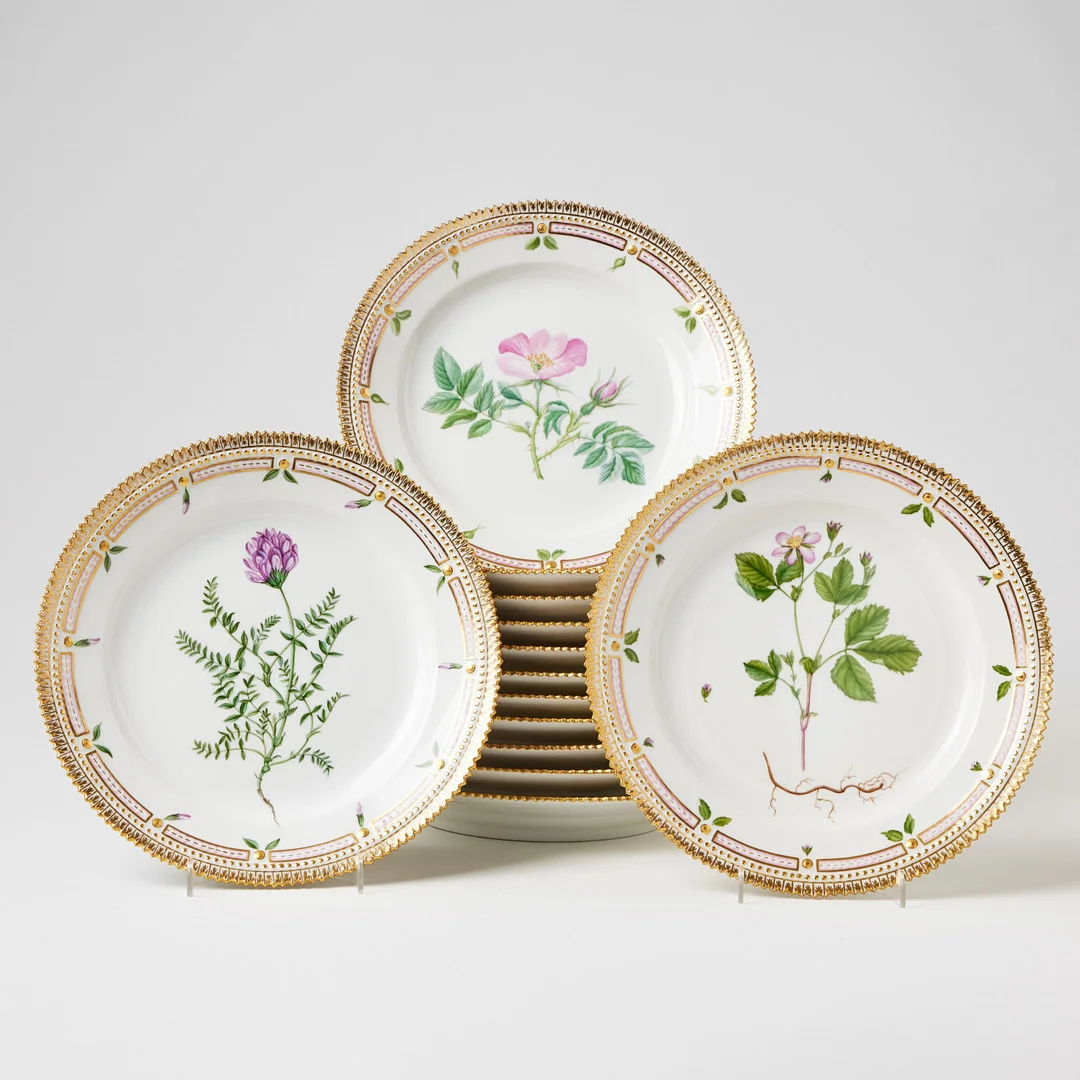 ROYAL COPENHAGEN. 13 tallrikar, “Flora Danica“, Köpenhamn Den Kongelige Porcelainsfabrik, porslin, modellnummer 3550. — European — Stockholms Auktionsverk Fine Art