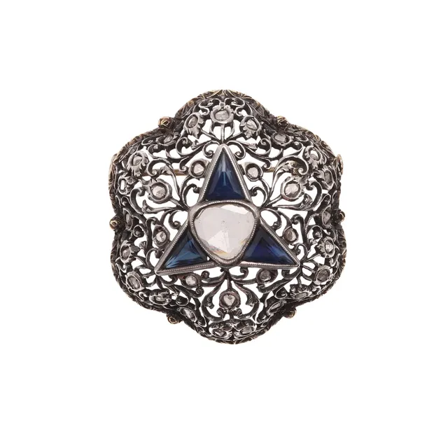 A SAPPHIRE AND DIAMOND BROOCH.
