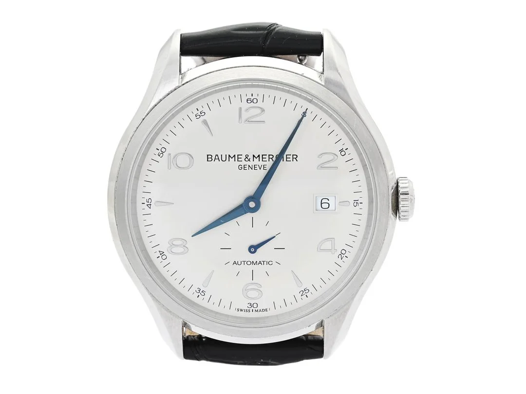 BAUME MERCIER, Geneve, Clifton, Cal BM11260 (SW 260-1) Serie nr. 5160080, Ref nr. M0A10052, Boett nr. 65717, herrur, 41 mm, stål, automatisk, safirglas, datum, liten sekundvisare, glasbaksida, läderband, cert (ej daterat), ca 2023, box, ytterkartong. — Klockor/Baume&Mer — Kaplans
