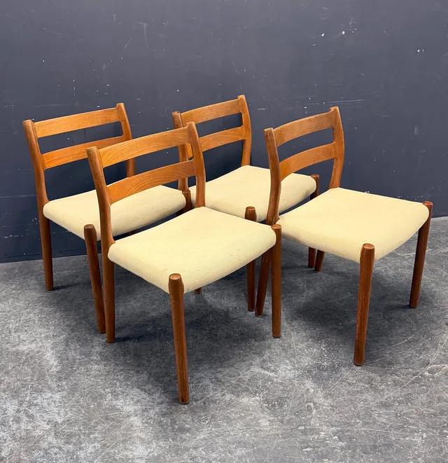 NIELS O. MØLLER. 4 Stühle Teak.