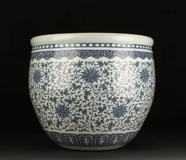 Large Chinese porcelain pot, probably 20th century
