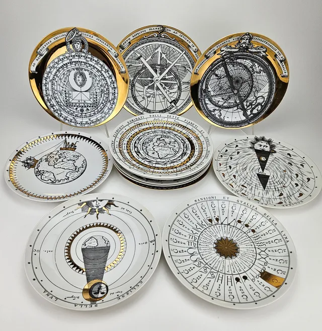 PIERO FORNASETTI. Tallrikar, 12 st, porslin, "Astronomici" och "Astrolabio", Milano, Italien.