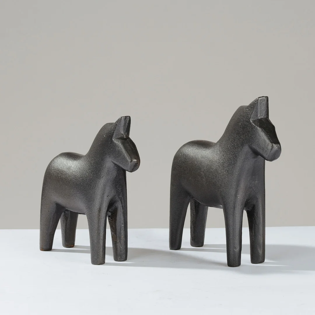 Et par Dalarheste af støbejern, 20 årh. (2). — Sculptures & Bronzes — Palsgaard Kunstauktioner