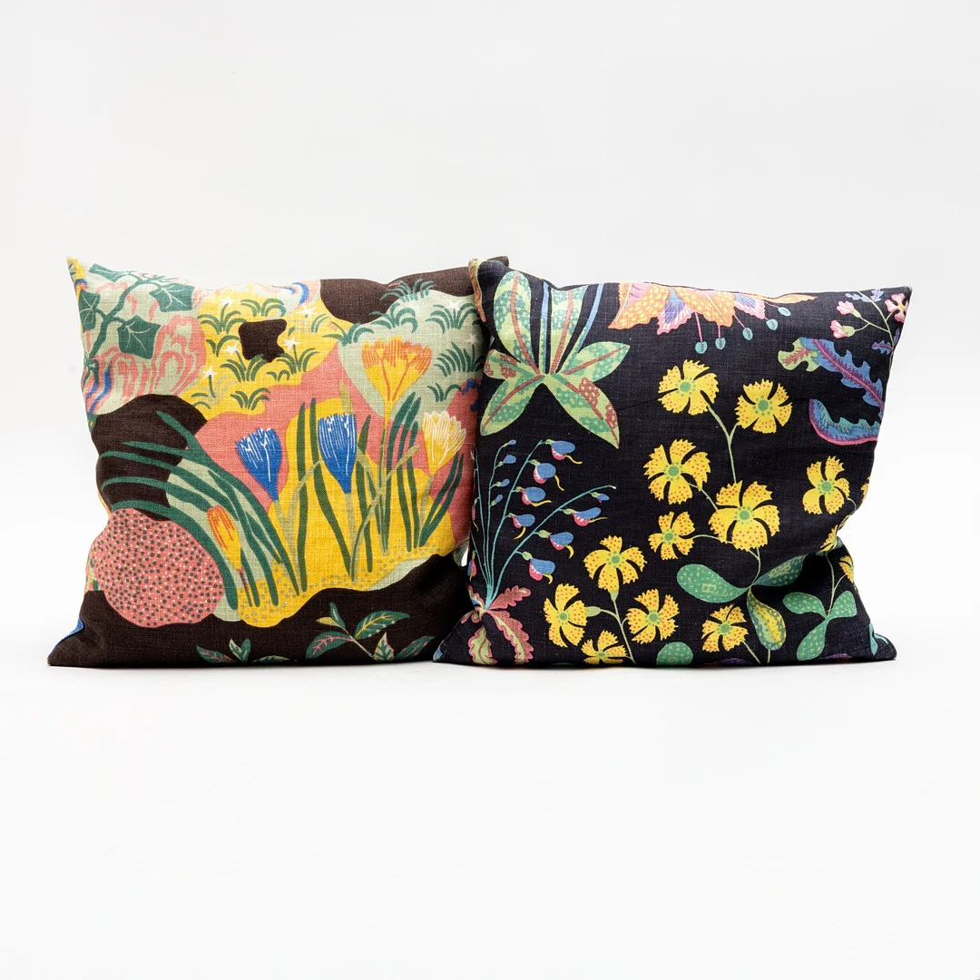 JOSEF FRANK. KUDDAR, 2 st, lin, "Anakreon" och "Under Ekvatorn", formgivna 1938 resp 1941 för Firma Svenskt Tenn. — Textiles — Auktionshuset Kolonn