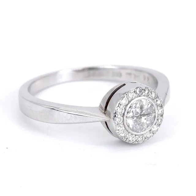 18CT GOLD DIAMOND RING.