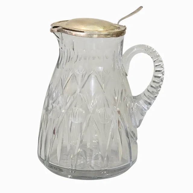 Jarra de cristal tallado y tapa de plata.