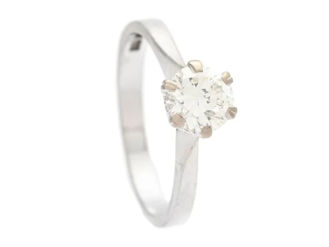 ENSTENSRING, 18K vitguld, briljantslipad diamant 0,70 ct enligt gravyr, ca W(H)/VS1, Wissings Guld, Linköping 1975, stl 16,75 mm, vikt 3,3 g, diamanten har naturaler invid rondisten och nagg på kuletten.