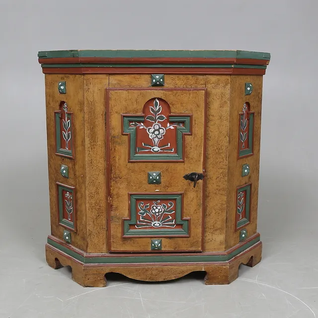 HÖRNSKÅP/VÄGGHÖRNSKÅP, allmoge, 1800-talets första hälft.