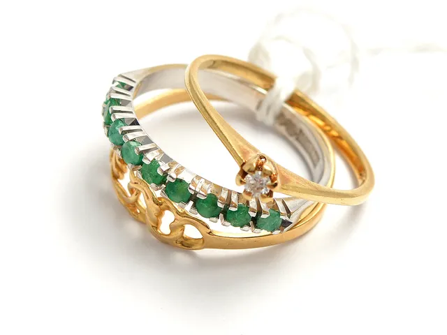 Ringar, 18K 4,1g tre st, skadade, med skadade stenar och diamant 1xca.0,03ct