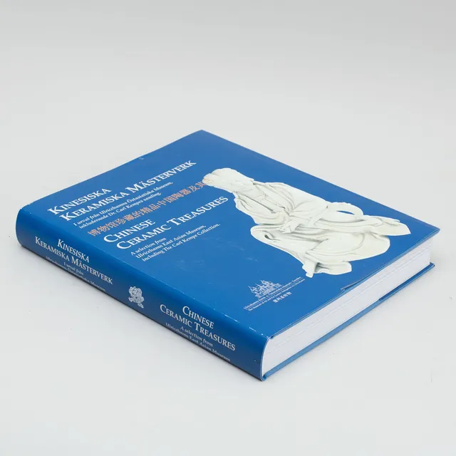 PETZÄLL, LEIF (ED.) / ERIK ENGEL, "Kinesiska keramiska mästerverk, I urval från Ulricehamns östasiatiska museum, inkluderande dr Karl Kempes samling", Ulricehamn 2002, limiterad upplaga à 1000 ex, onumrerad.