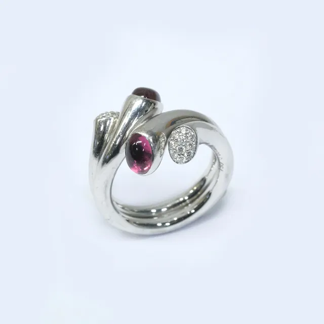 REGITZE OVERGAARD. ETT PAR RINGAR, "CARNIVAL", GEORG JENSEN, MED DIAMANTER OCH TURMALINER.