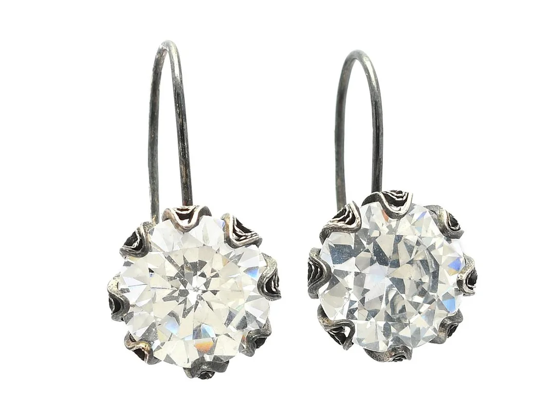 ÖRHÄNGEN, YVONE CHRISTA, silverfärgad metall, vita stenar, krok. — Smycken/Örhängen — Kaplans