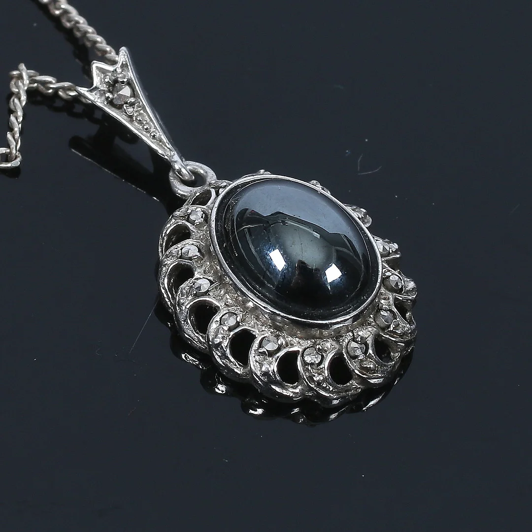 COLLIER, bl.a. Sterling silver, med cabochonslipad svart agat samt markasiter. 1900-tal. — Necklace — Stadsauktion Sundsvall
