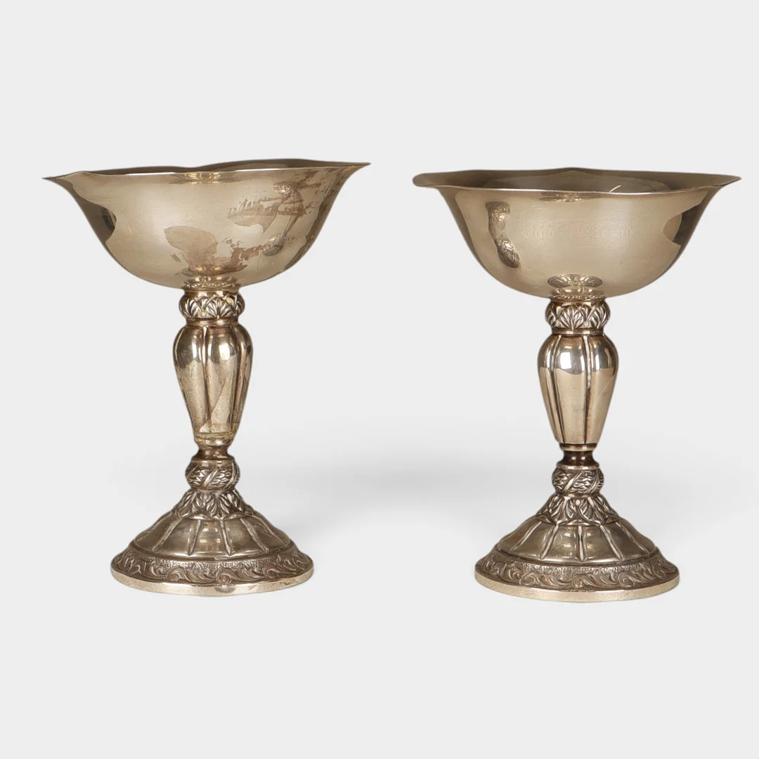 Pareja de copas en plata con fuste decorado con motivos vegetales en relieve. — Silver — Barcelona Auctions