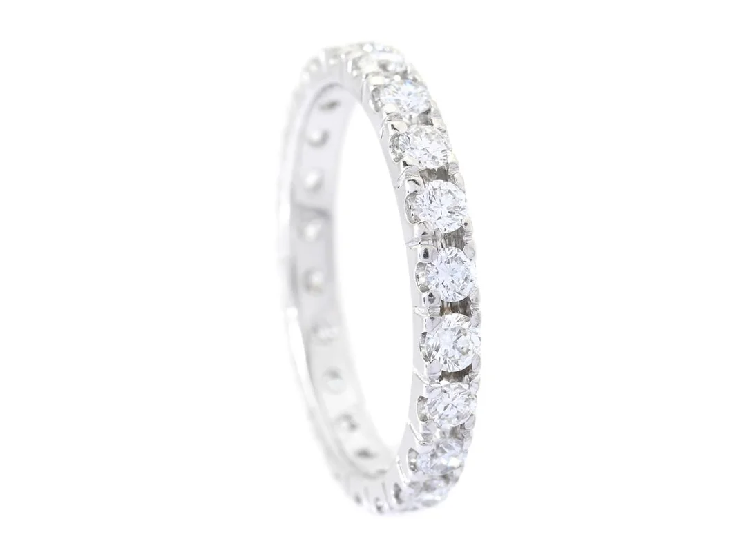 HELALLIANSRING, 18K vitguld, 22 briljantslipade diamanter ca 0,84 ctv, ca TW-W/VS-SI, stl 16,75+ mm, vikt 2,1 g, några diamanter har nagg. — Smycken/Alliansring — Kaplans