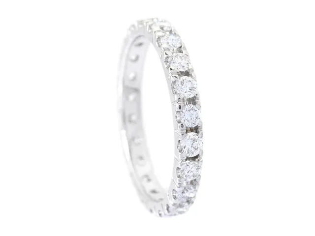 HELALLIANSRING, 18K vitguld, 22 briljantslipade diamanter ca 0,84 ctv, ca TW-W/VS-SI, stl 16,75+ mm, vikt 2,1 g, några diamanter har nagg.