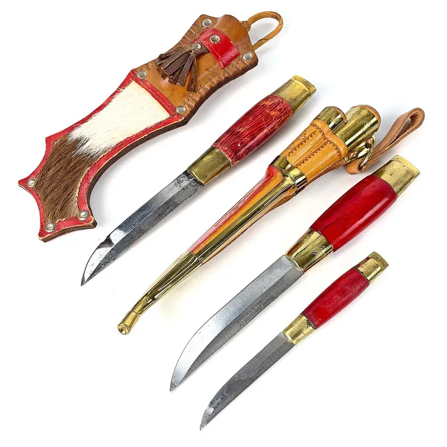 KNIV samt DUBBELKNIV, Iisakki Järvenpää Oy, Kauhava, Finland, trä/mässing/läder, 1900-tal.
